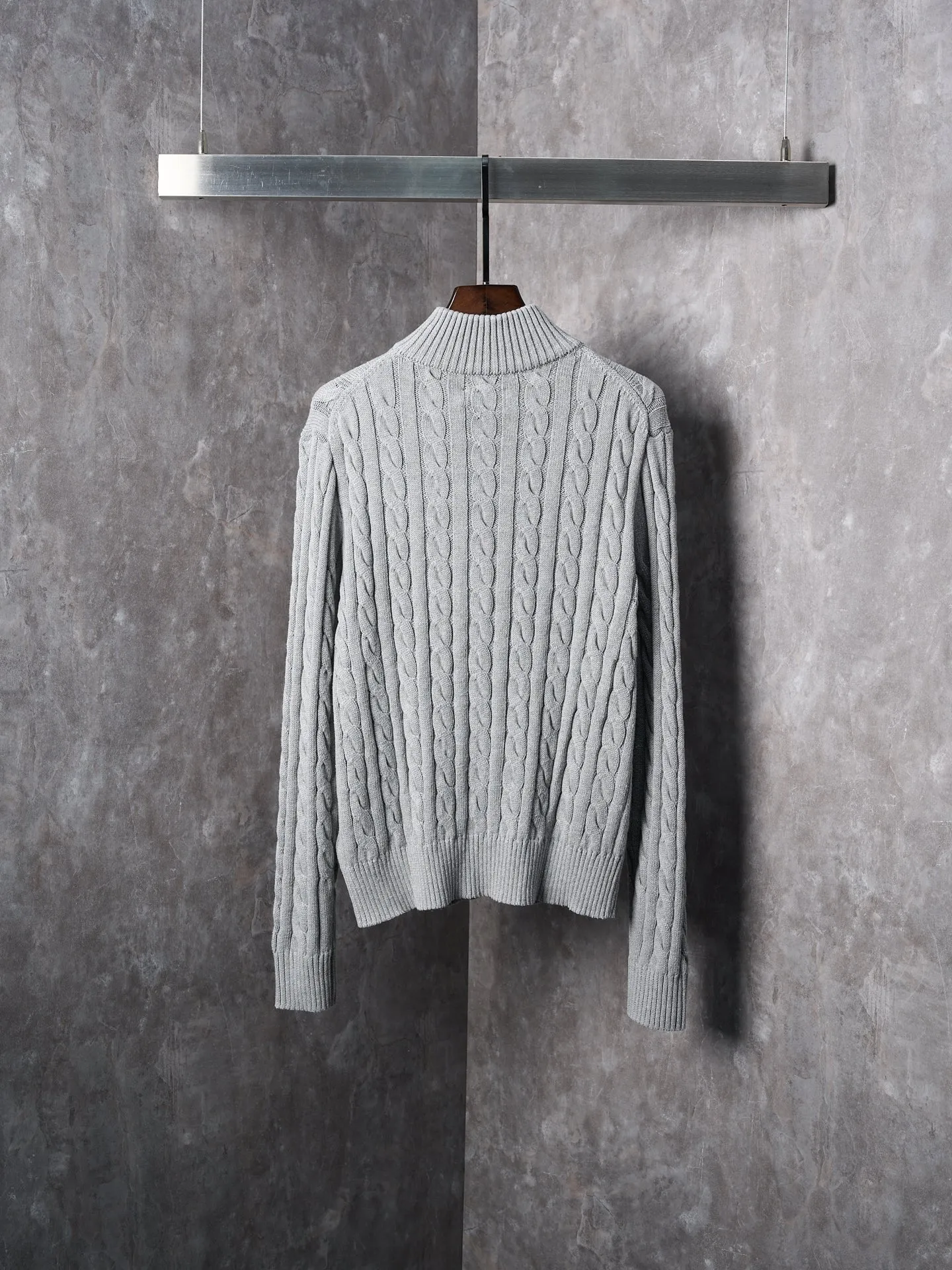 P430 Actual auction】Ralph Lauren/Ralph Lauren pony embroidered cable knitted zipper sweater [Ready stock] S M L Zippered half-high collar design, just the right amount of splendor. Interpret high-end style with unique details. Adhere to the timeless elegance and taste. Use imported machine embroidery technology. Use advanced computer control system and precision mechanical components to realize the iconic pony embroidery operation. High precision. Smooth and delicate lines. Three-dimensional cable weaving. Through clever shifting and interweaving of coils, adjacent coils are cross-shifted to form a twisting effect. The lines are smooth and regular. Time-consuming and labor-intensive. Ready-made clothes are washed and softened to remove odors. Use professional washing equipment and specific detergents to deeply clean and deodorize clothes, improve the feel and appearance of clothes, and improve the fit.